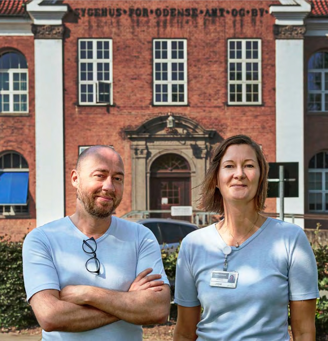 Overlæge Thomas Lund og projektsygeplejerske Jannie Kirkegaard har som mål, at hjemmebehandlingen giver patienterne mere tid hjemme i deres liv og hos deres familie, og minimerer tiden på hospitalet. Foto: Jacob Christian Hansen.